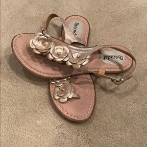 Gold leather floral bjorndal size 8.5 sandals